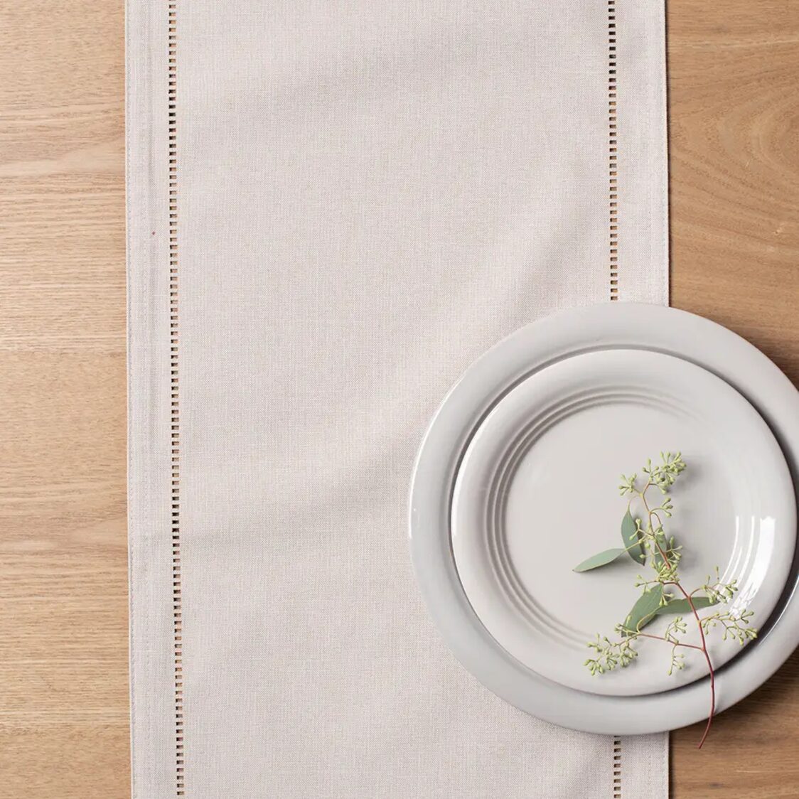 J. Rapee Sonia Tablerunner Stone