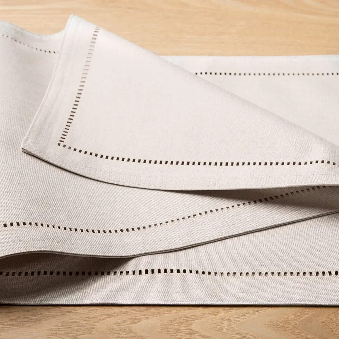 J. Rapee Sonia Tablerunner Stone