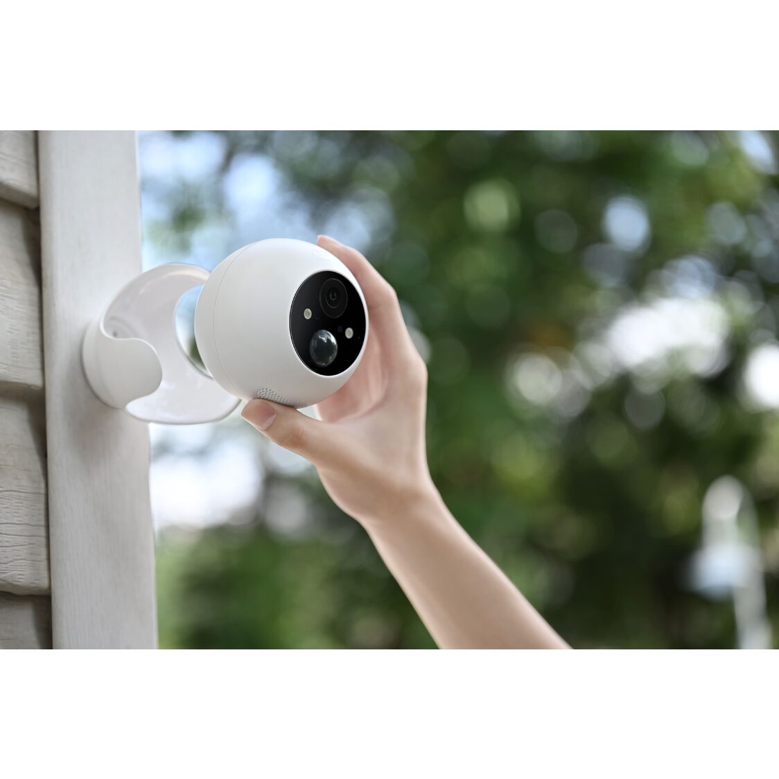 SwitchBot Outdoor Spotlight Cam