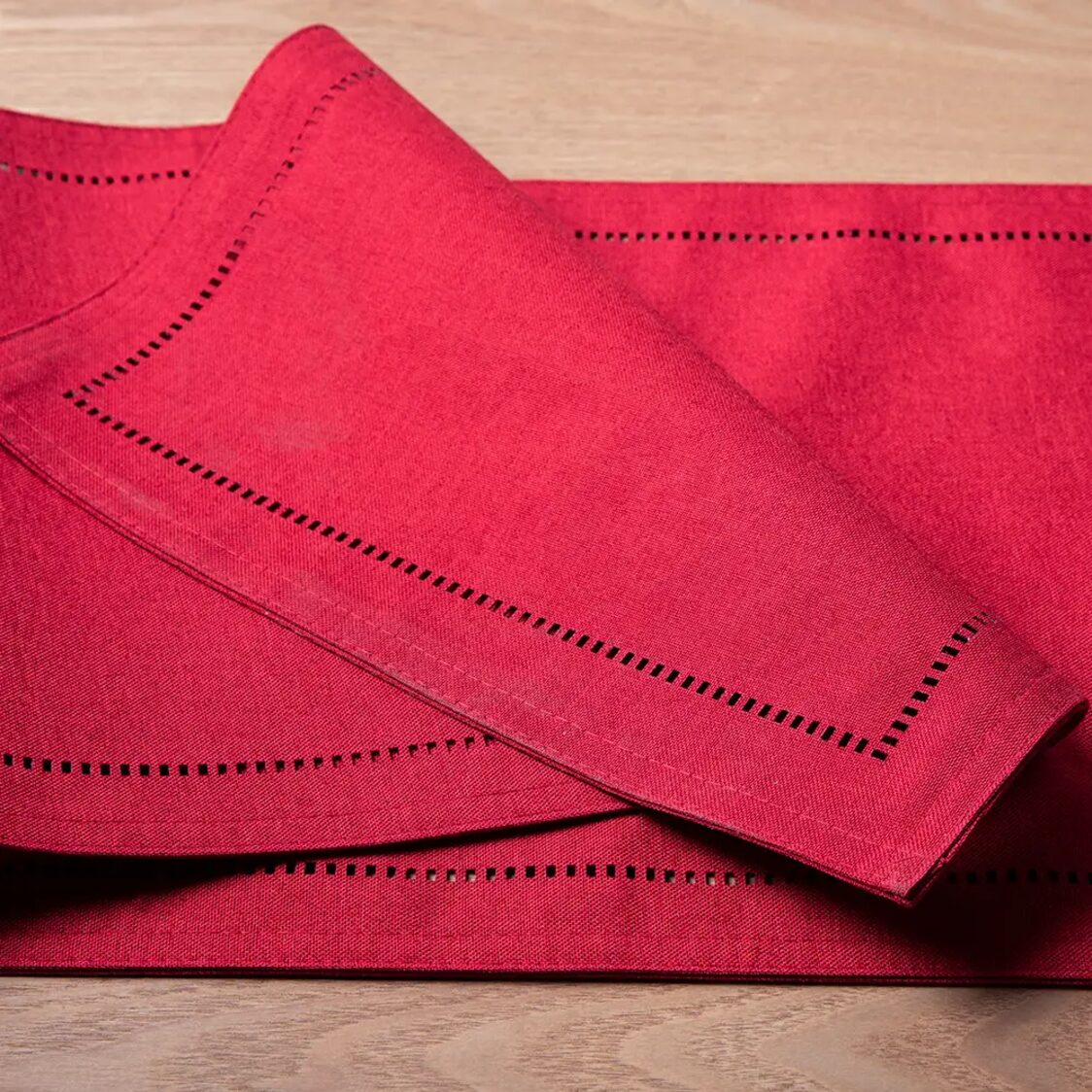 J. Rapee Sonia Tablerunner Red