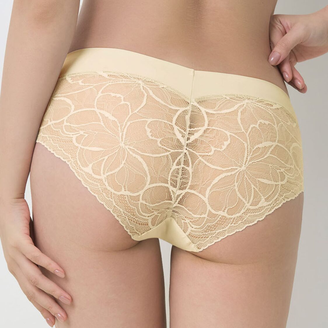 Triumph Body Make Up Illusion Lace Hipster Honey Yellow