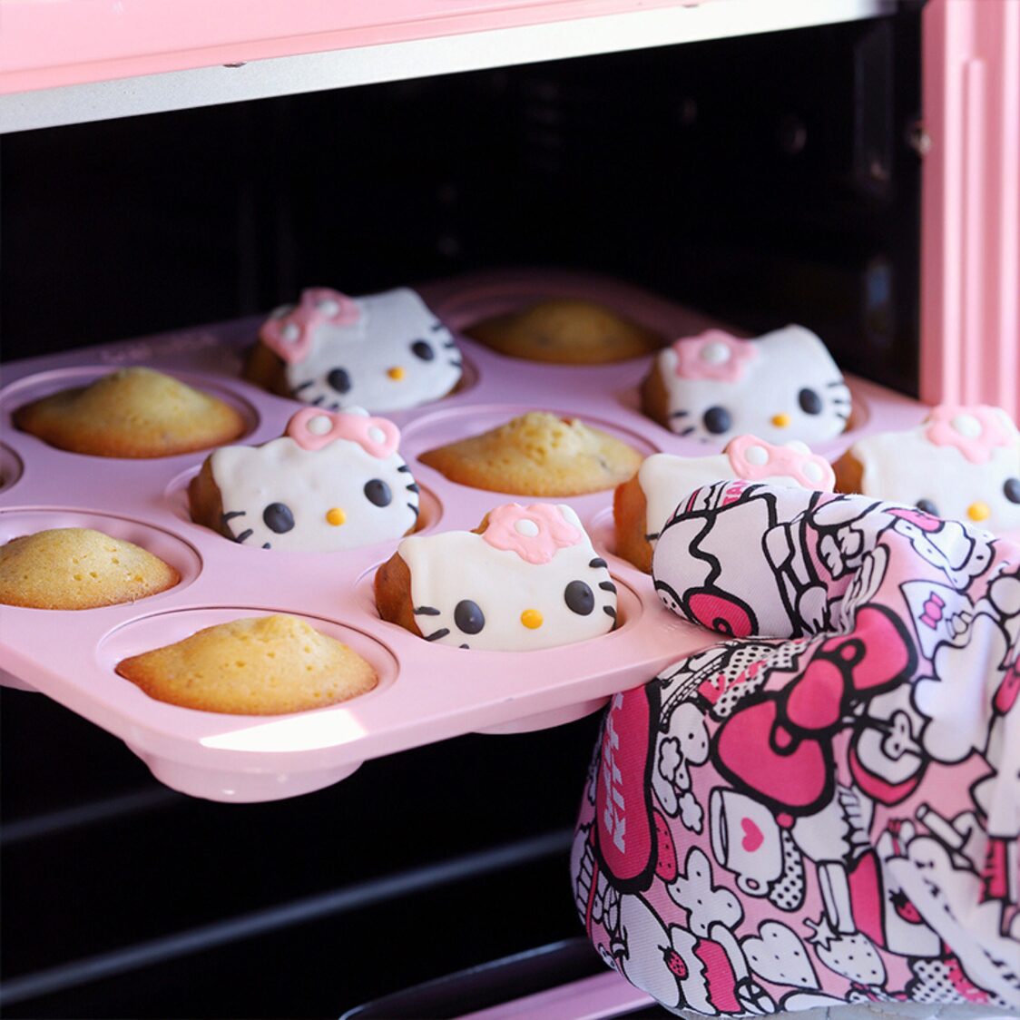 Chefmade Non-Stick 12-Cup Cake Pan Hello Kitty - 1898CM-KT7042