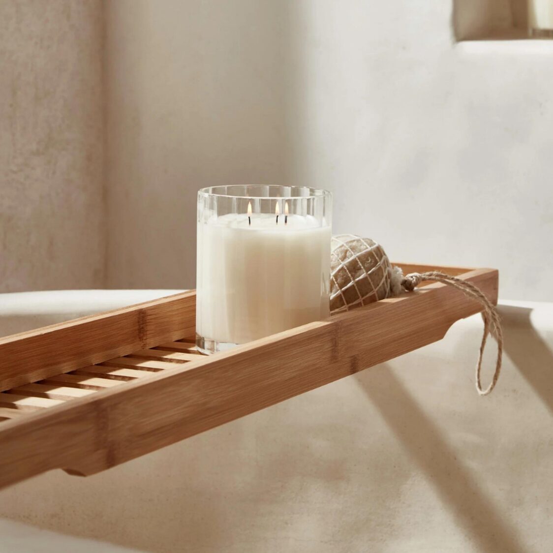 Circa Soy Candle 350g - Cotton Flower & Freesia