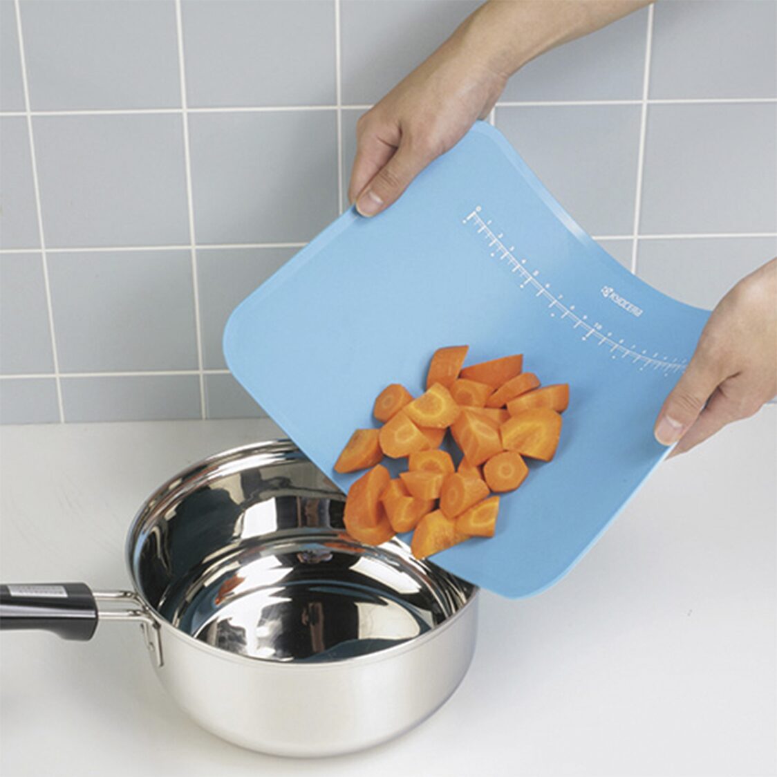 KYOCERA Large Cutting Board With Stand - Green (Made in Japan, CC-100 GR)