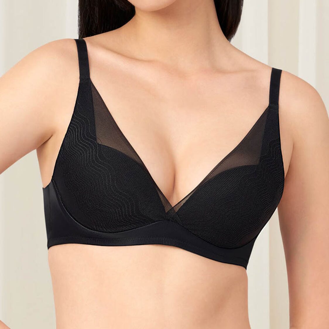 Triumph Smooth Sensation Magic Push Up Deep V Bra - Black - Metro Singapore Departmental Store - Celebrating 69 Years in SG
