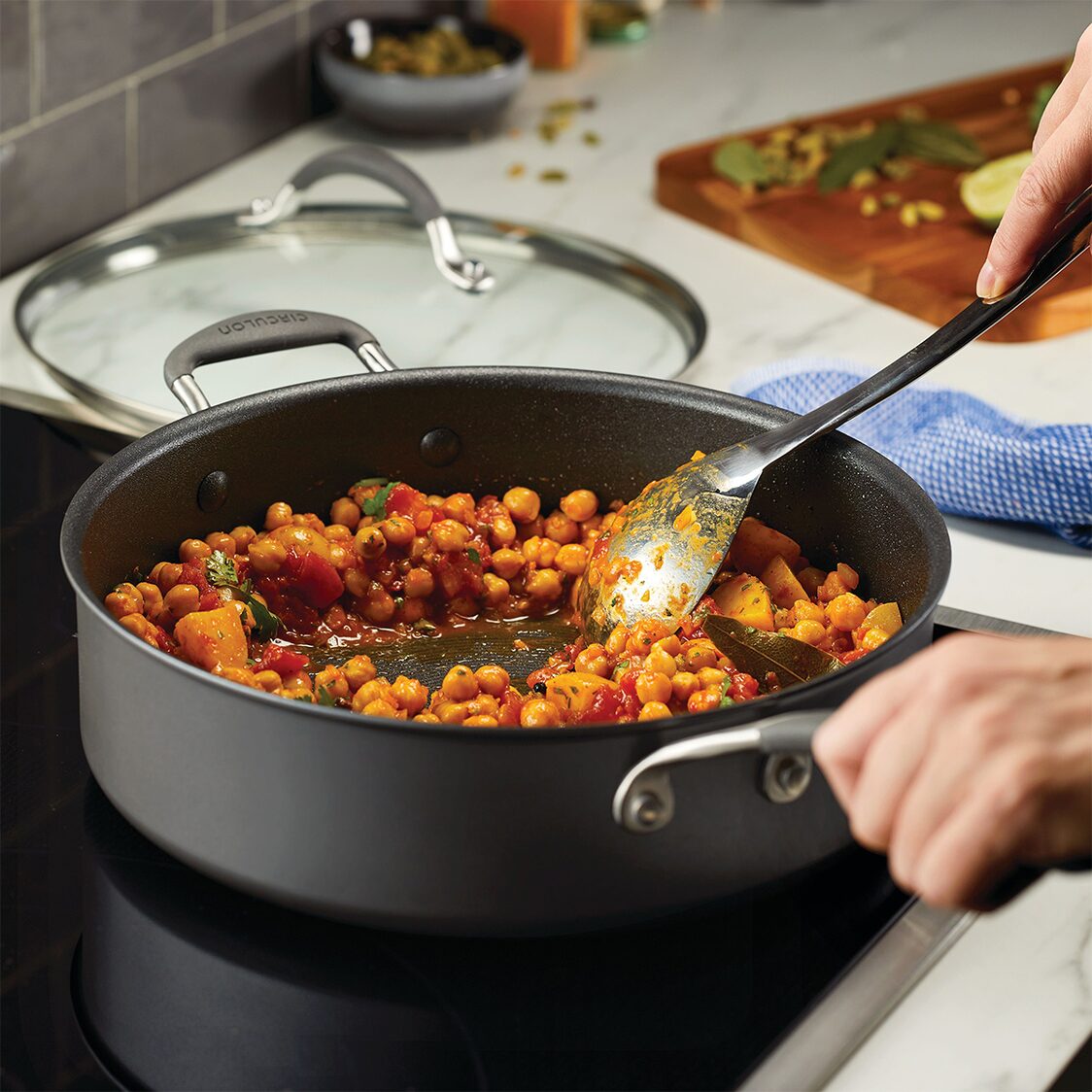 Circulon ScratchDefense A1 28cm/4.7L Covered Saute with Helping Handle