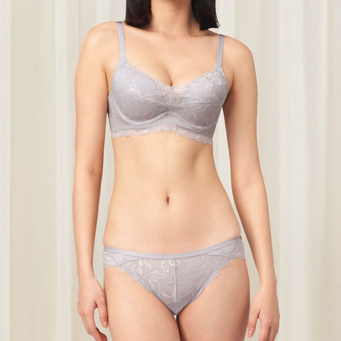 Triumph Magnolia Lace Wired Push Up Deep V Bra Feather