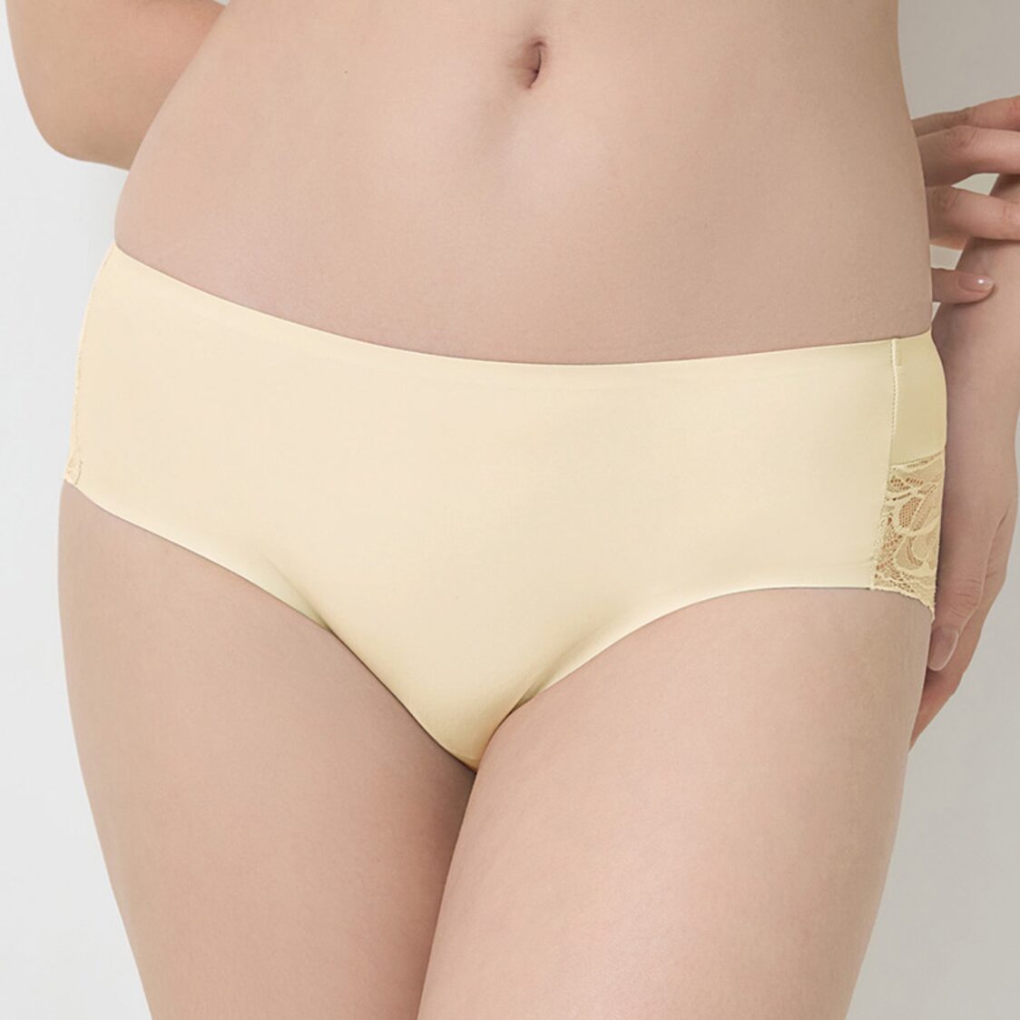 Triumph Body Make Up Illusion Lace Hipster Honey Yellow