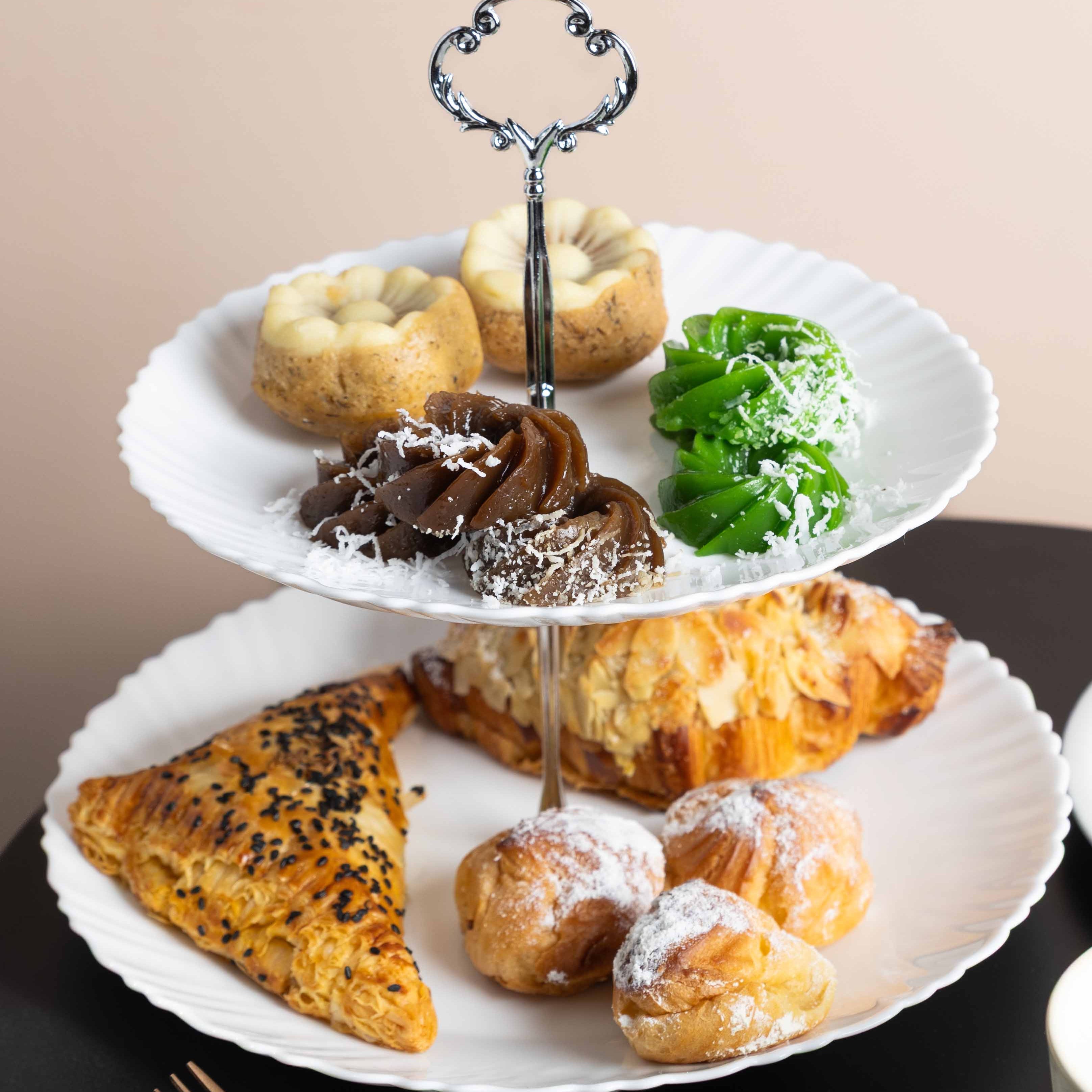 La Gourmet Pearl Luxe Cake Plate - White