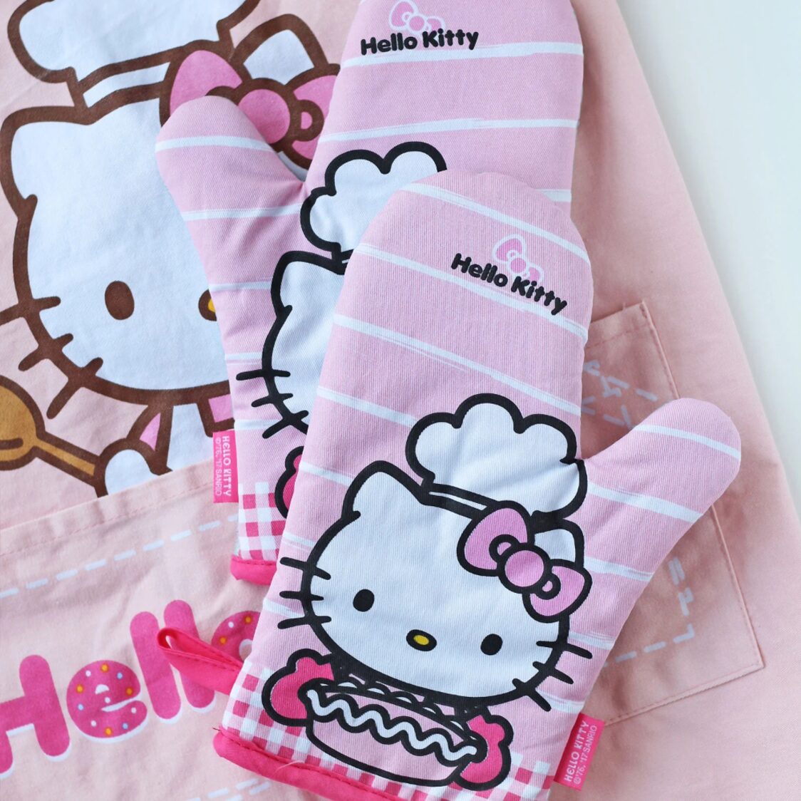 Chefmade Hello Kitty Cotton Polyester Oven Mitt 2pcs/Set 1898CM - KT7020 - Metro Singapore Departmental Store - Celebrating 69 Years in SG