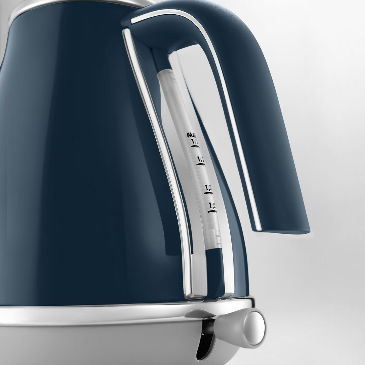 Delonghi Icona Capitals Kettle White - Metro Singapore Departmental Store - Celebrating 69 Years in SG