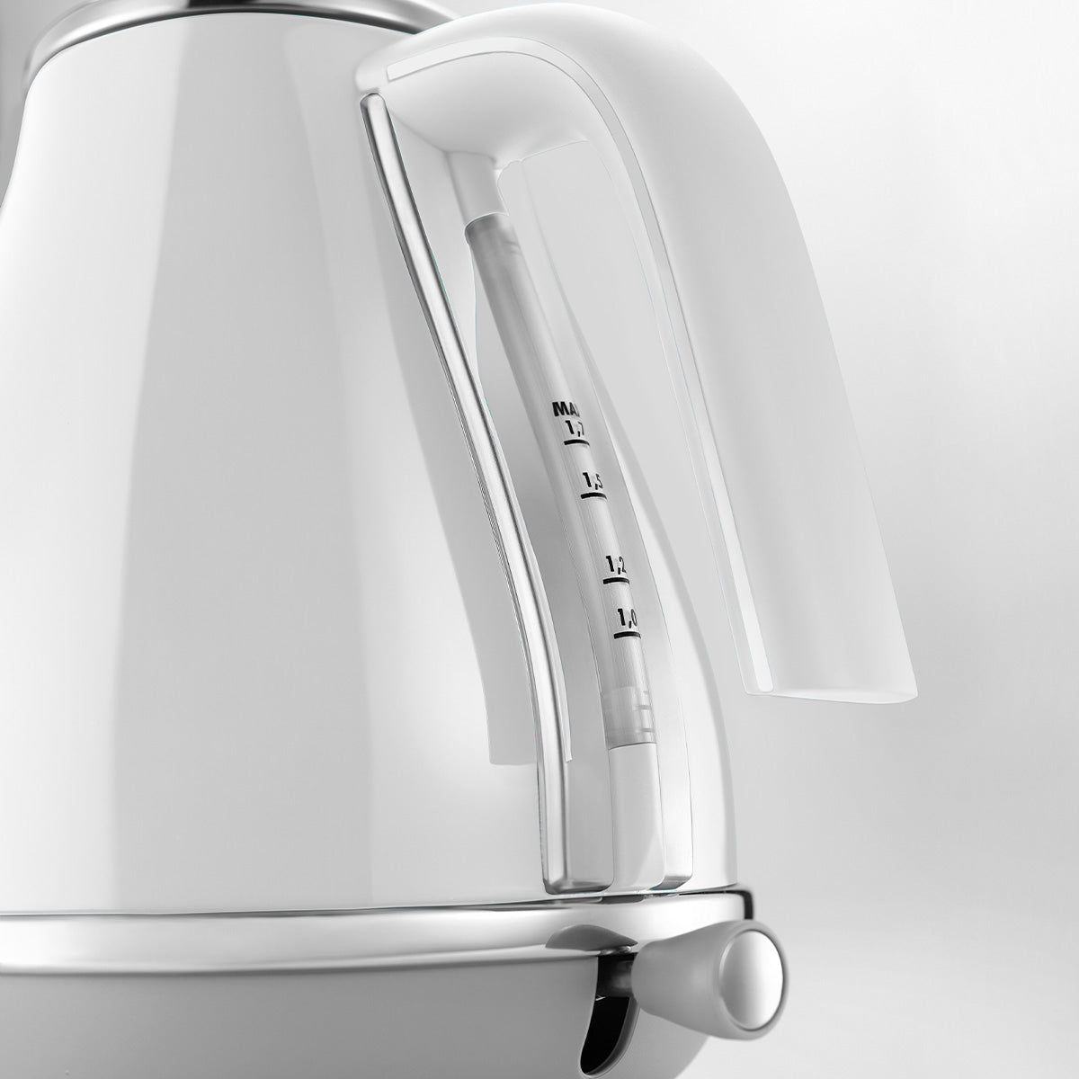 Delonghi Icona Capitals Kettle White - Metro Singapore Departmental Store - Celebrating 69 Years in SG