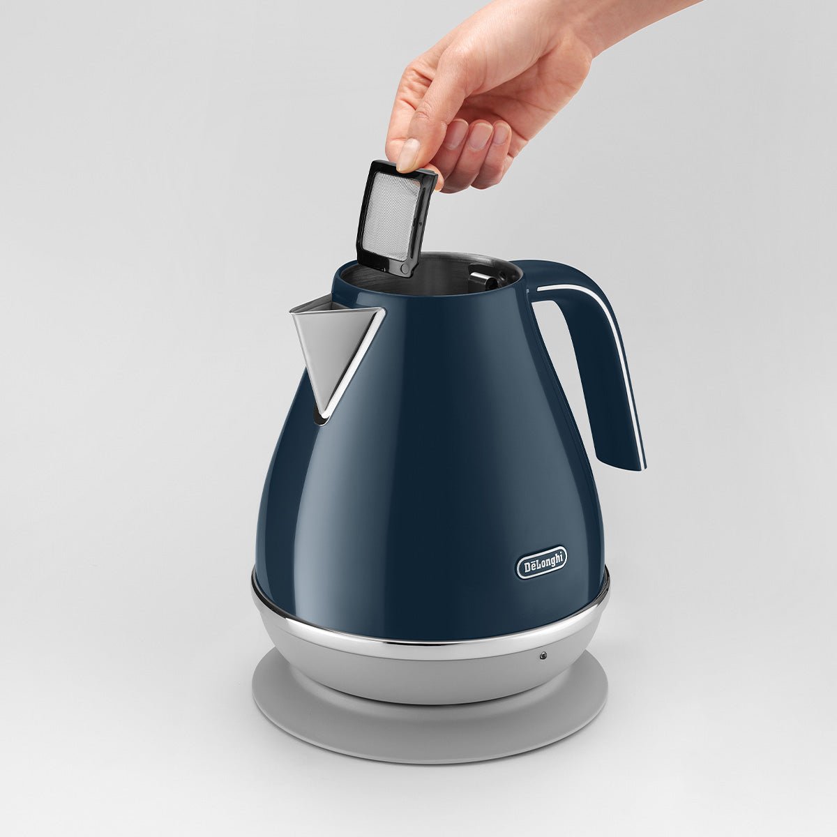 Delonghi Icona Capitals Kettle White - Metro Singapore Departmental Store - Celebrating 69 Years in SG