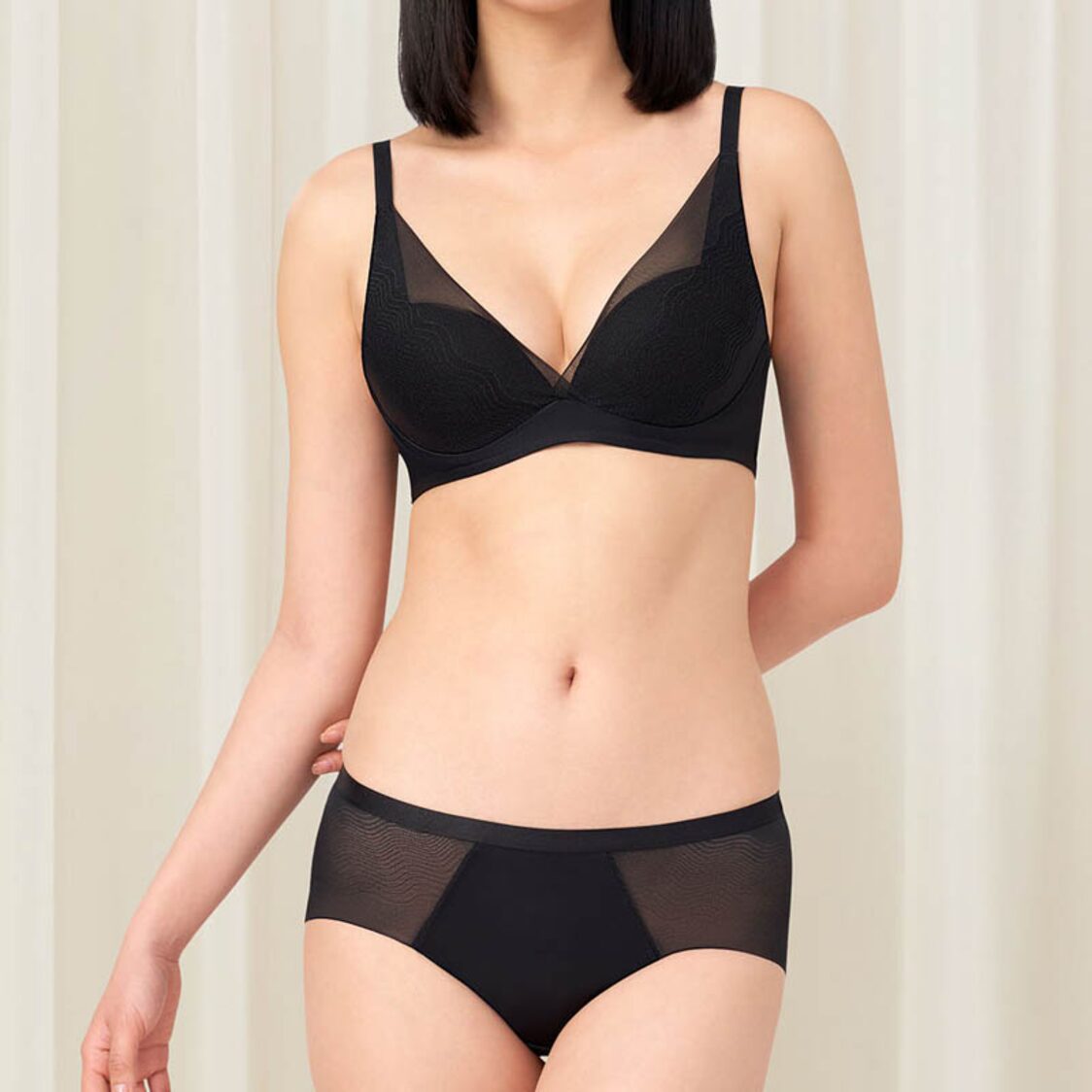 Triumph Smooth Sensation Magic Push Up Deep V Bra - Black - Metro Singapore Departmental Store - Celebrating 69 Years in SG